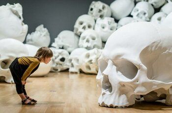 têtes de mort au musée Ron Mueck 2